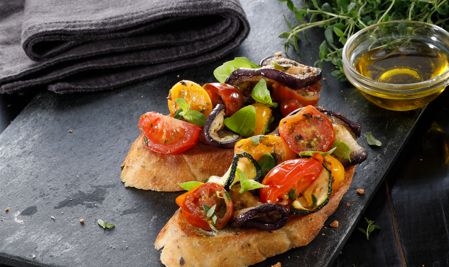 Bruschetta s rajčaty Bruschetta s rajčaty