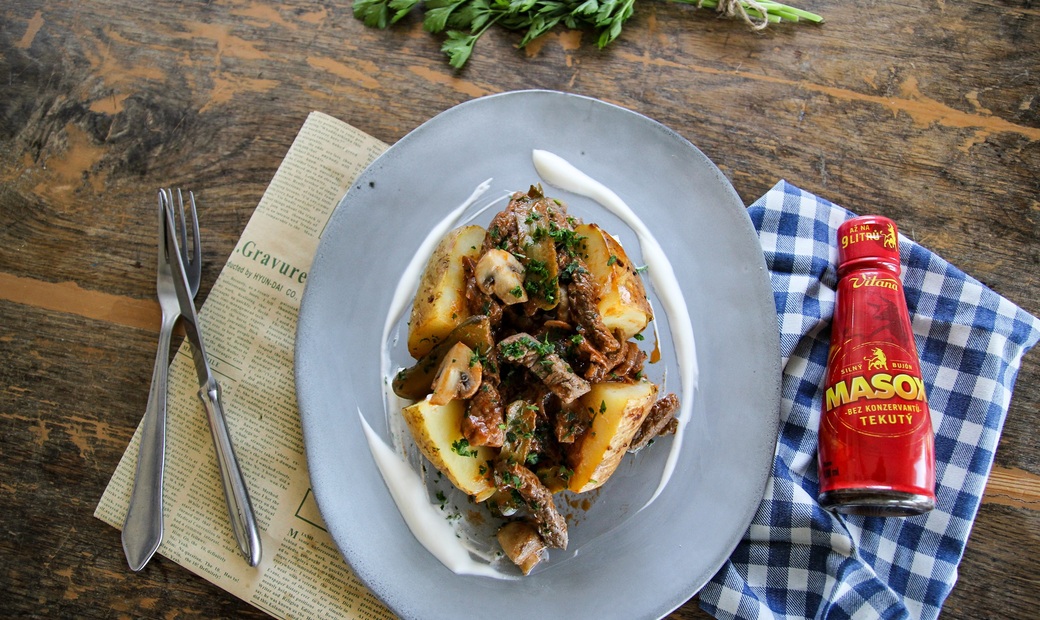 Stroganoff s pečeným bramborem a domácí zakysanou smetanou Stroganoff s pečeným bramborem a domácí zakysanou smetanou