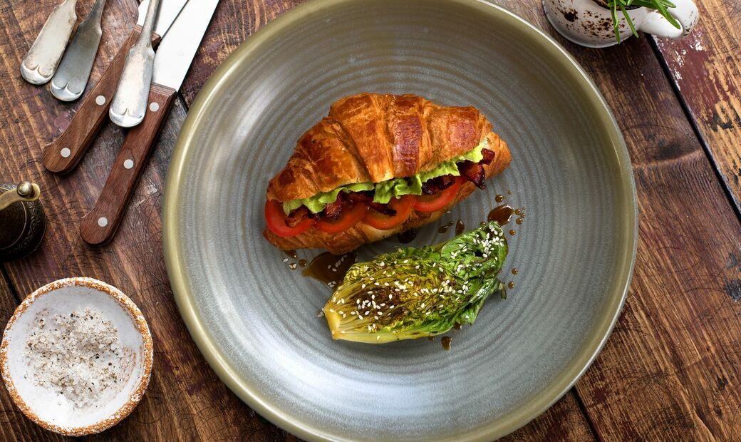 Croissant s teriyaki salátem a slaninou Croissant s teriyaki salátem a slaninou