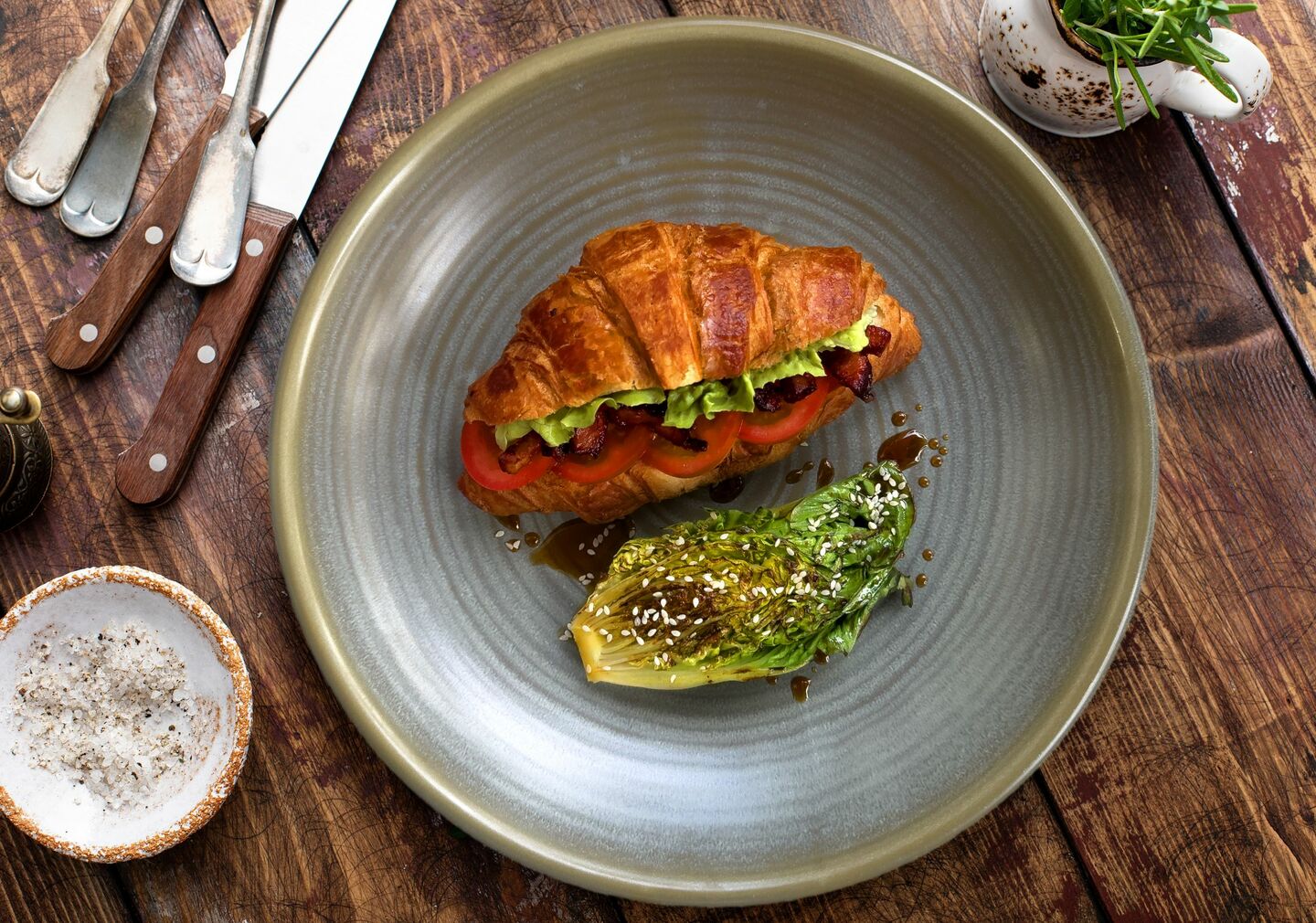 Croissant s teriyaki salátem a slaninou